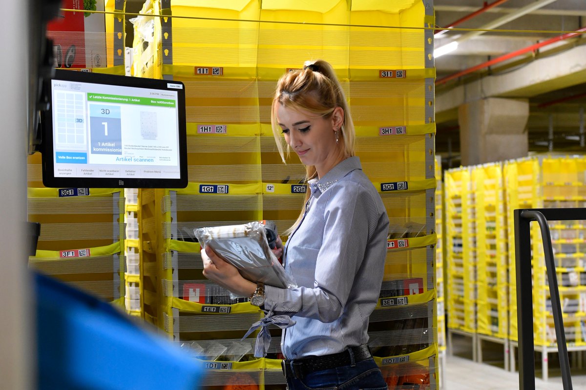 AmazonNewsDE's tweet photo. #workatamazon Amazon investiert weiter: In #Mönchengladbach entsteht ein neues #Logistikzentrum mit 1.000 neuen Jobs. Mehr: https://t.co/bN2sZhvVHZ https://t.co/bJpgbs244p