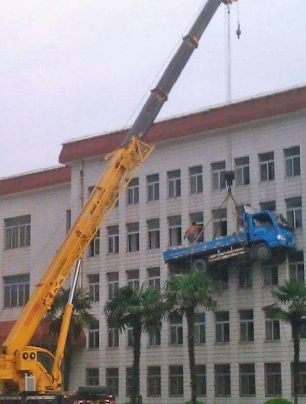 jjperezmonzon's tweet photo. Cuando nos faltan medios solemos improvisar... Por favor!!! POR TU BIEN NO HAGAS ESTO!!! TU SALUD E INTEGRIDAD SON PRIMORDIALES!!! #Csys #CSS ##Coordinacion de #Seguridad y #Salud en #obras de #construccion #aparejador #arquitecturatecnica https://t.co/sVVOO4p5ZV