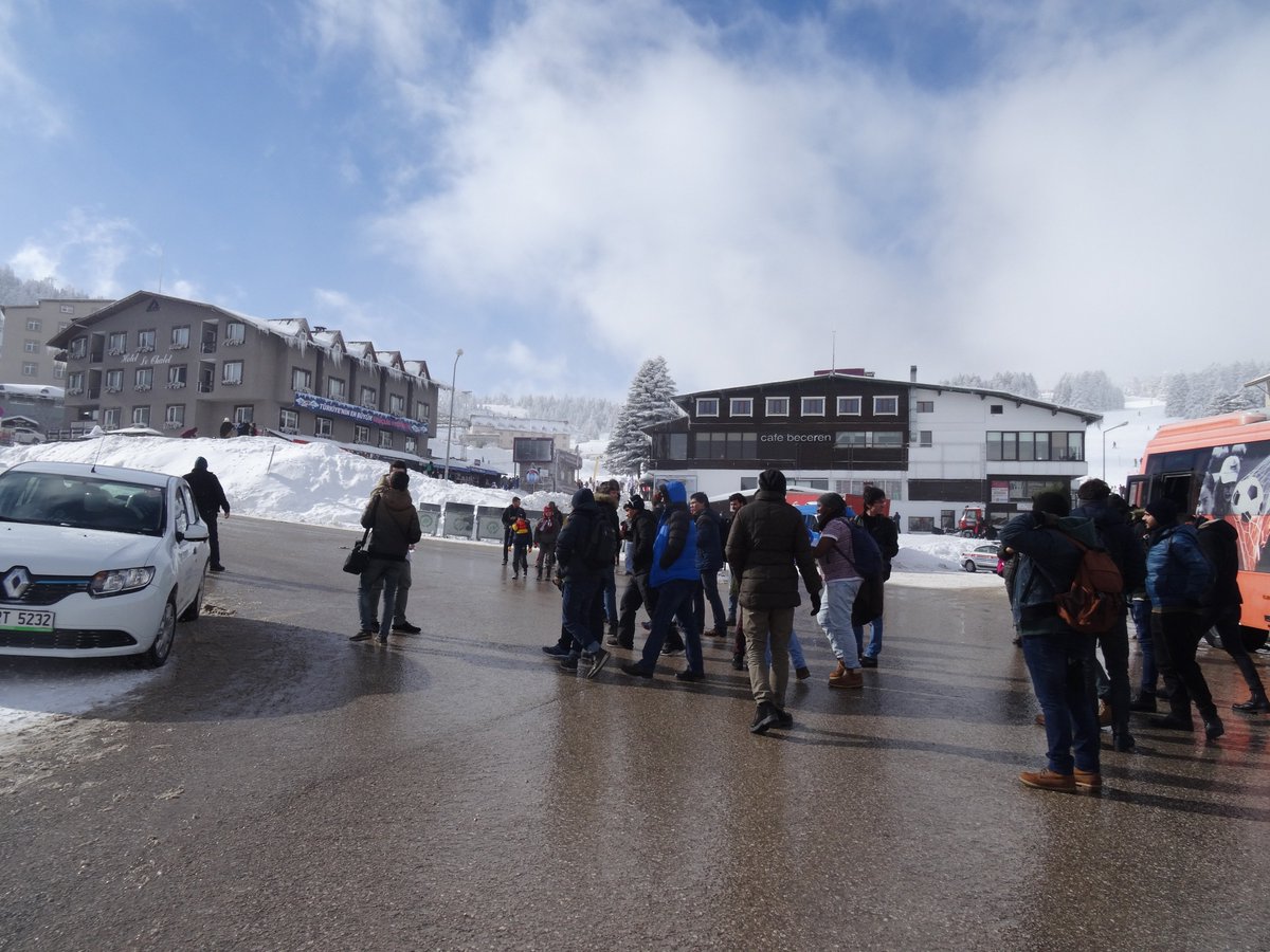 Kültürel gezilerimiz kapsamında Mihmandar Uluslararası Öğrenci Derneği ile birlikte düzenlediğimiz"#Bursa-#Uludağ"gezimizde uluslararası öğrencilerimiz kayak yaparak sınav streslerini attılar.
23 Ocak Salı günü icra ettiğimiz gezimize 30 ülkeden 62 uluslararası öğrencimiz katıldı