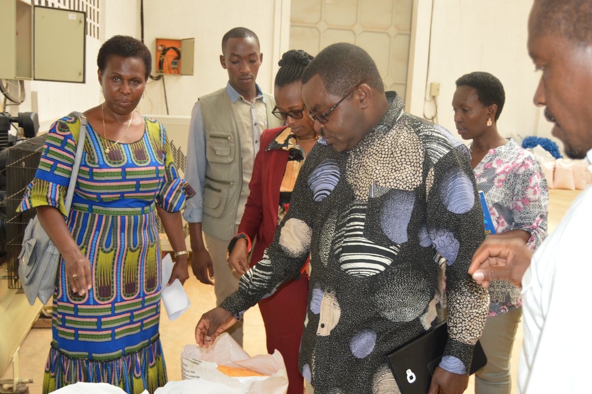 RwandaTrade's tweet photo. During his field visit, Hon. Minister @vimunyeshyaka visited #AmacoPaints https://t.co/jw2M1qiMZc