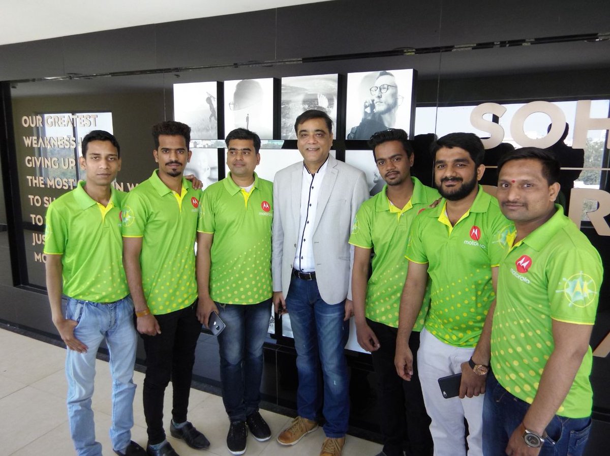 mathursudhin's tweet photo. Our Pune warriors are truly blessed by Lord Ganpati. Completely impressed by their knowledge, totally humbled by their commitment. Hello Pune, prepare yourselves.  #Punetakeover @motorolaindia https://t.co/wdi1vHy9q9