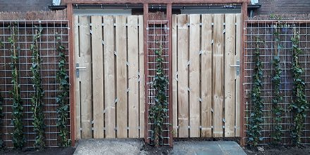 Wij zijn bezig geweest met het realiseren van nieuwe erfafscheidingen voor de bewoners van de Ets in Capelle aan den IJssel. Sommige bewoners hadden geen vertrouwen in het project. Maar na het eindresultaat waren veel bewoners positief verrast: allgroenbv.nl/portfolio-item…