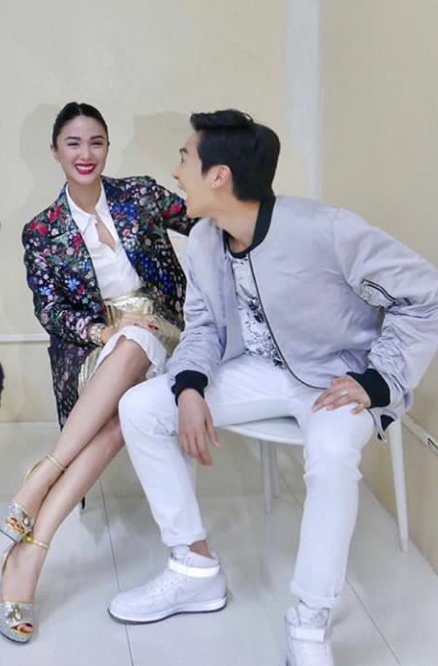 CherryLoves_com's tweet photo. Nakakamiss twitter pero mas Sobrang nakaka miz magpuyat at Kiligin dahil sa inyo @heart021485 @alexander_0729 π #HeartInParis #GetWellSoonAlexander https://t.co/7ED0tW2YOi