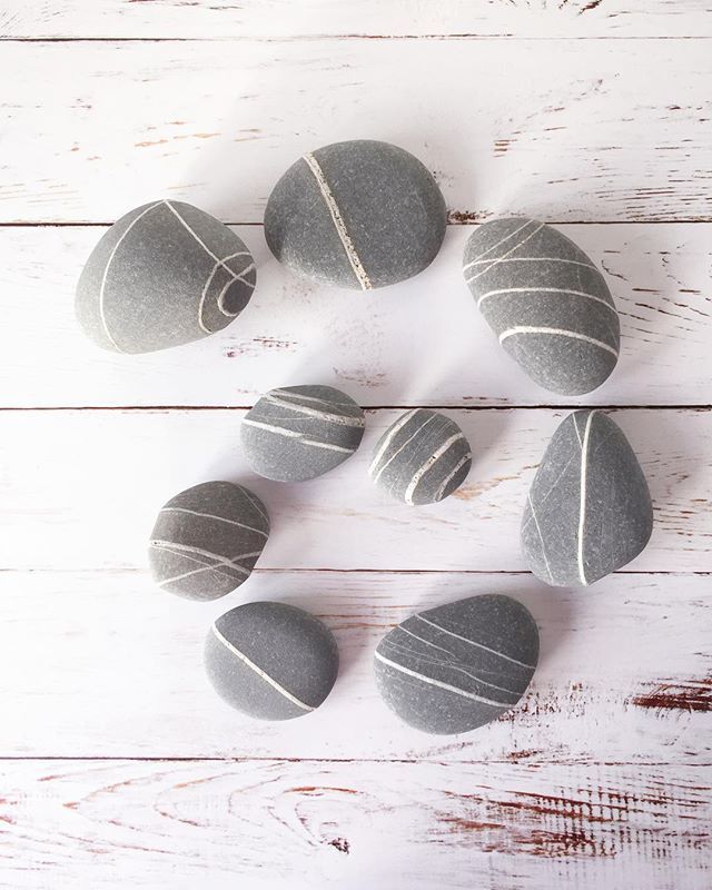 Morning folks - it’s another wild day out there, so how about some calming pebbles ♡  These beauties hail from Westward Ho! in Devon (and the jolly exclamation mark is part of its name). More photo editing for me today - still got thousands to go....… ift.tt/2Dwr56F