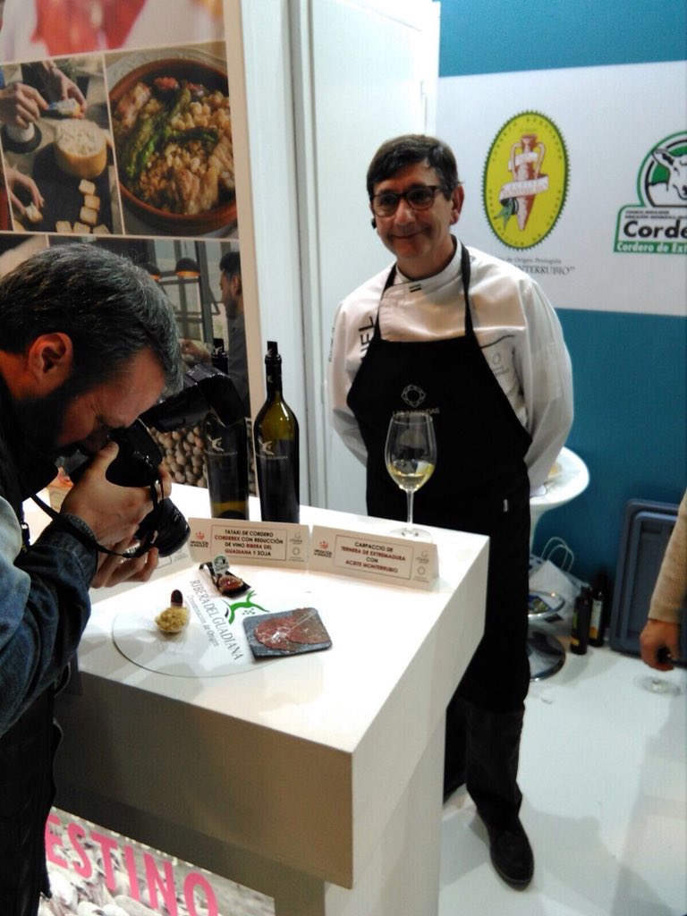A las 13:15 horas,  nuestro cocinero, Manuel Gil, será entrevistado en los micrófonos de @SERBadajoz por <a href="/Carrascobis/">Maite Carrasco</a> para contar la experiencia y sus creaciones culinarias en <a href="/madridfusion/">madrid fusion</a> 🎙🎙