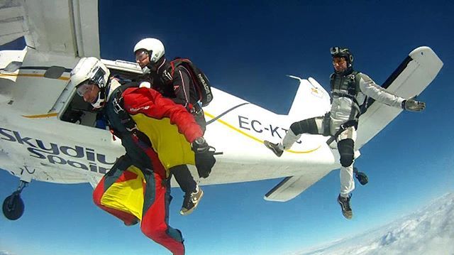 FlyNfriends's tweet photo. #WednesdayWisdom Ride for fun, Fly for the soul!
#wingsuit #wingsuitrodeo #flynfriends #skydiving #Flo #Dornier #skydivespain
#awesome #gopro #wingsuitgram #skydive #flywithus https://t.co/PMORA0Lsej https://t.co/LyqskoRper