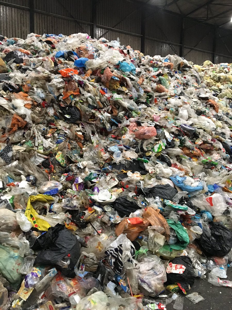ABraamburg's tweet photo. Rondleiding bij #Attero in Drenthe waar jaarlijks 1,6 miljoen ton PMD (Plastic, Metaal en Drankkarton) afval oftewel #verpakkingen wordt verwerkt. Wat een wereld! En dan horen dat het €1000.- kost als een ton PMD afval vervuild is. #scheiden #afval https://t.co/w3aiKh78Og