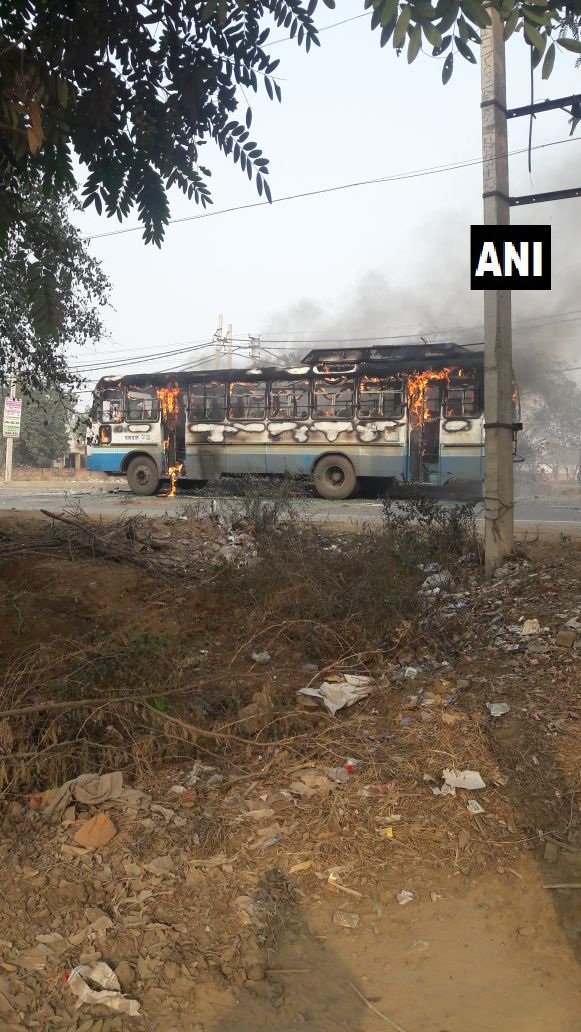 TheHindExpress's tweet photo. #BuzzBreaking : #Gurugram में सोहना रोड पर #Padmavat फ़िल्म की रिलीज के विरोध में लोगो ने पब्लिक ट्रांसपोर्ट को किया आग के हवाले।
@mlkhattar @AshokTanwar_INC @Dchautala @BhupinderSHooda @CaptAjayYadav @Rao_InderjitS @Chiranjeev_INC https://t.co/EEfi2udvAQ