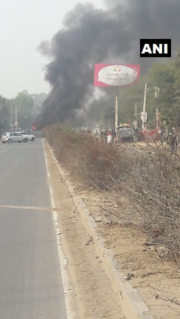 TheHindExpress's tweet photo. #BuzzBreaking : #Gurugram में सोहना रोड पर #Padmavat फ़िल्म की रिलीज के विरोध में लोगो ने पब्लिक ट्रांसपोर्ट को किया आग के हवाले।
@mlkhattar @AshokTanwar_INC @Dchautala @BhupinderSHooda @CaptAjayYadav @Rao_InderjitS @Chiranjeev_INC https://t.co/EEfi2udvAQ