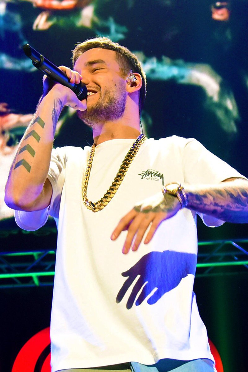 Because this kid had a dream and made it a hugely successful reality. 

Quote/Reply/RT (with all 3 hashtags) for #LiamPayne to win #BestSoloBreakout at the #iHeartAwards 🎤