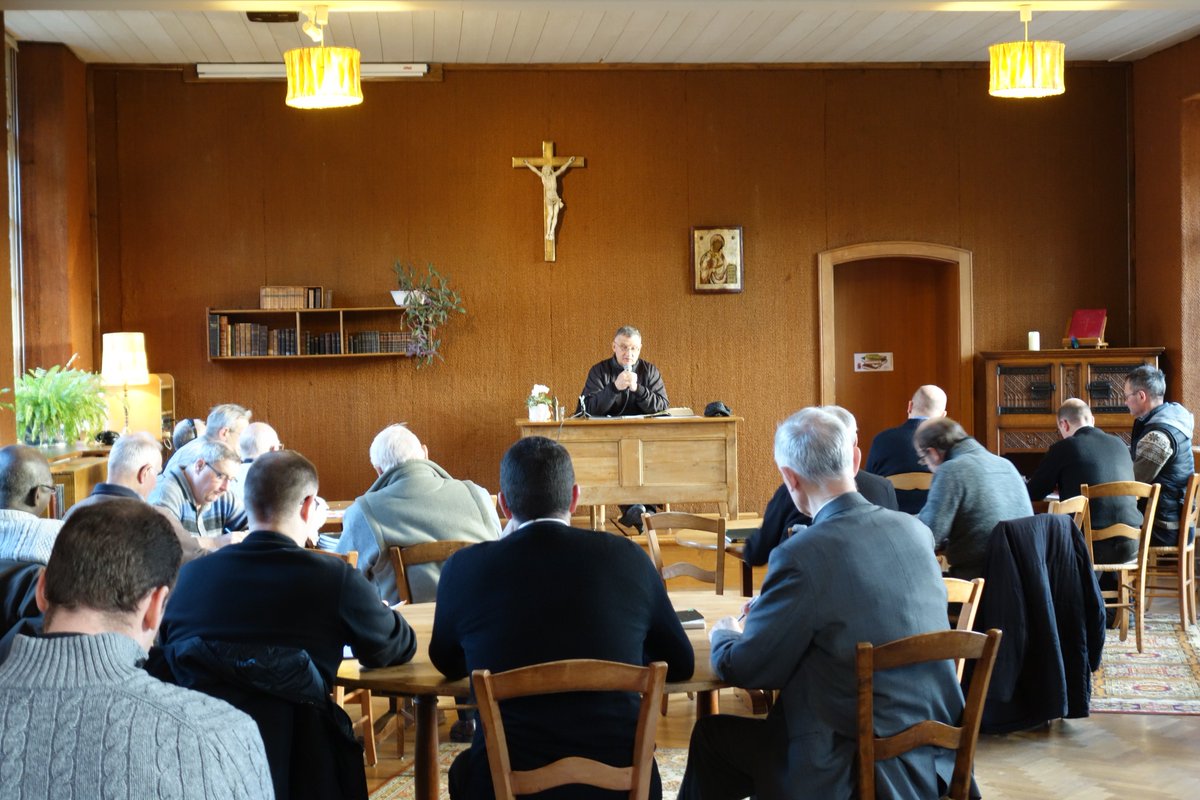 Diocesecambrai's tweet photo. Retour sur la retraite des prêtres de la province avec le Père Horacio Brito au #FoyerDeCharité de #Courset sur https://t.co/GnjpoavUFF https://t.co/RkcMwZ0hui