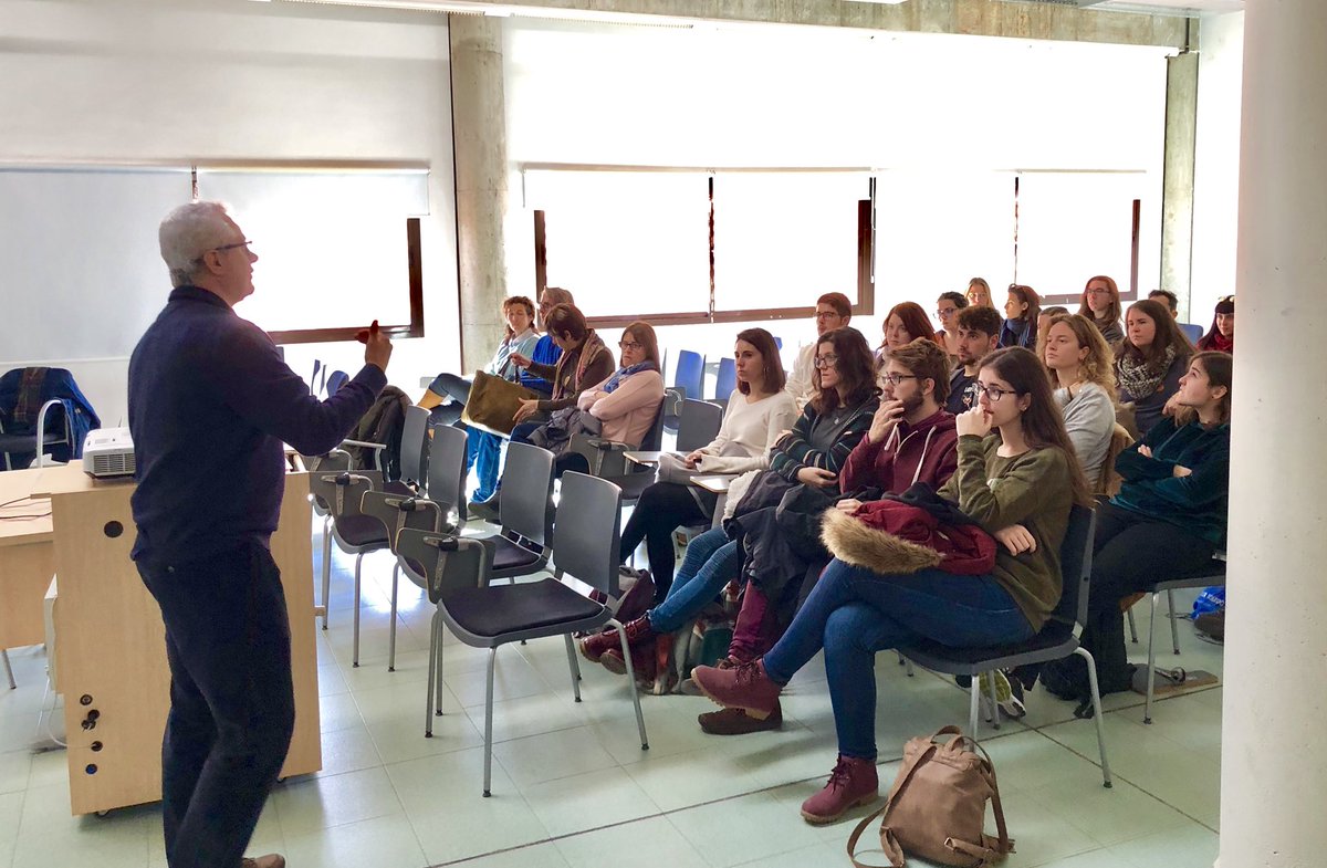 CuencaCaac's tweet photo. Hoy nos visitan alumnos de los grados de Bellas Artes y de Restauración de la @UPV. Ahora, @joseramonalcala les presenta las @CuencaCaac. #BellasArtes #UPV #CAAC #Cuenca #UCLM https://t.co/UidqXhbjs9
