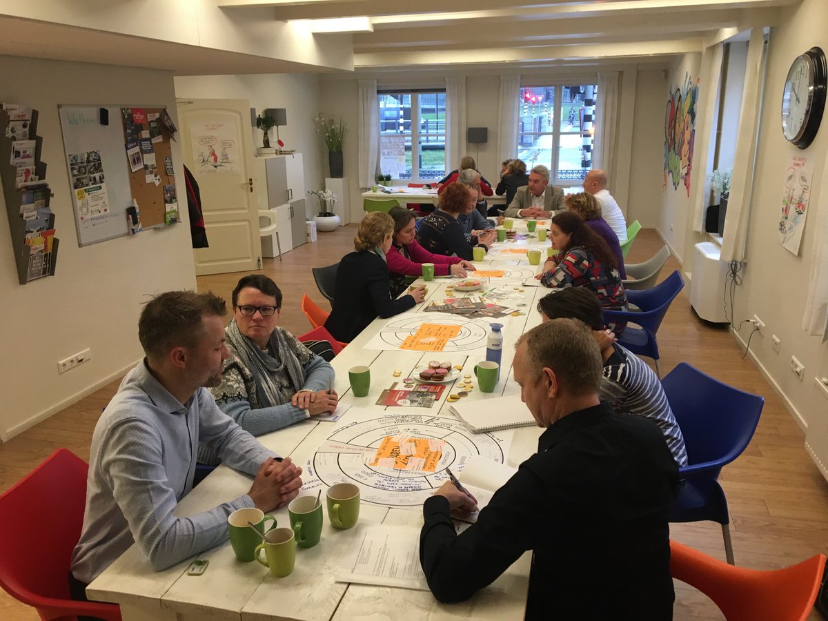 Met allerlei partijen rondom schulden en armoede om tafel gezeten om 5 innovatieve ideeën tot uitvoering te brengen Bijv alle vroegsignaleringsprojecten bundelen en al het cursusaanbod rondom schulden publiceren in de regio op online kalenders. Meer  samenwerken #uitderodecijfers