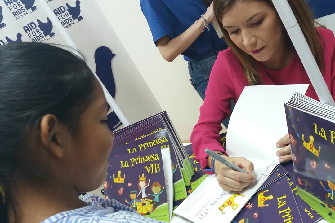 SFNewsPanama's tweet photo. "Lo único que podría llegar a afectar a un niño o niña con la condición #VIHPositivo, es la discriminación", la escritora Patricia Graterón lanza su obra #LaPrincesaVIH
Con un costo de B./ 6.5 podrás ayudar a "salvar vidas una a una" @AIDFORAIDSP https://t.co/BkAFtZNiqD