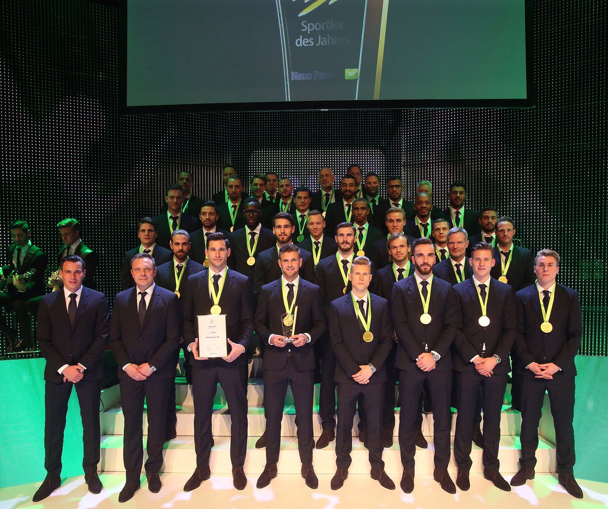 noahbazee's tweet photo. Suit up and take the trophy ✌🏾 Thanks for this award @neuepresse 🙏🏾🎉 @Hannover96 #teamoftheyear #NiemalsAllein #NJSB⚡ https://t.co/V2UEub0dDz