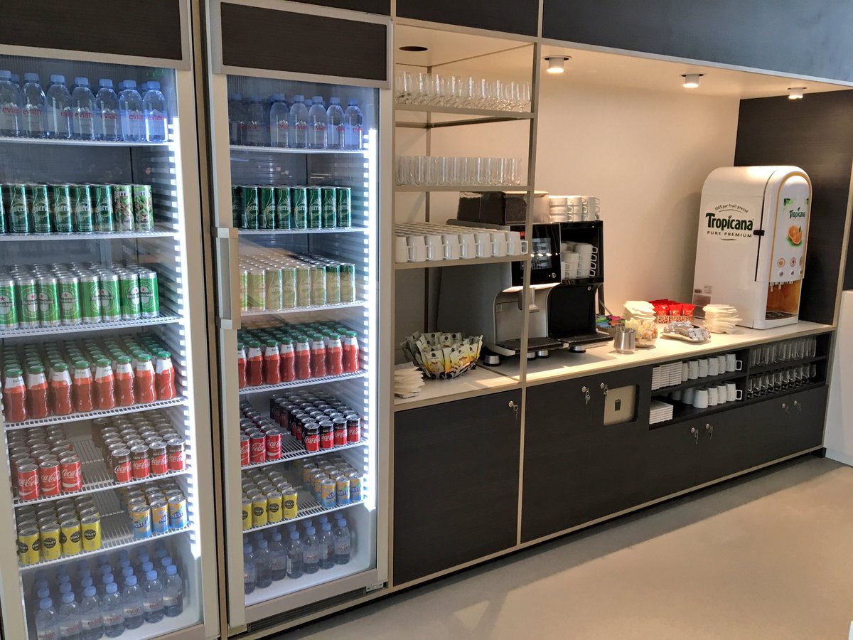 AFnewsroom's tweet photo. Côté restauration, nous proposerons à nos clients une offre gastronomique raffinée, avec un espace inspiré d'une brasserie parisienne, buffets et sélection de vins &amp; champagne élaborée par @BassoSommelier 🍲🍷🍾 https://t.co/MtZDh55kv5