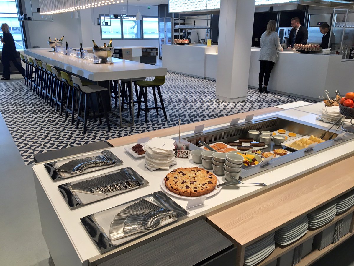 AFnewsroom's tweet photo. Côté restauration, nous proposerons à nos clients une offre gastronomique raffinée, avec un espace inspiré d'une brasserie parisienne, buffets et sélection de vins &amp; champagne élaborée par @BassoSommelier 🍲🍷🍾 https://t.co/MtZDh55kv5