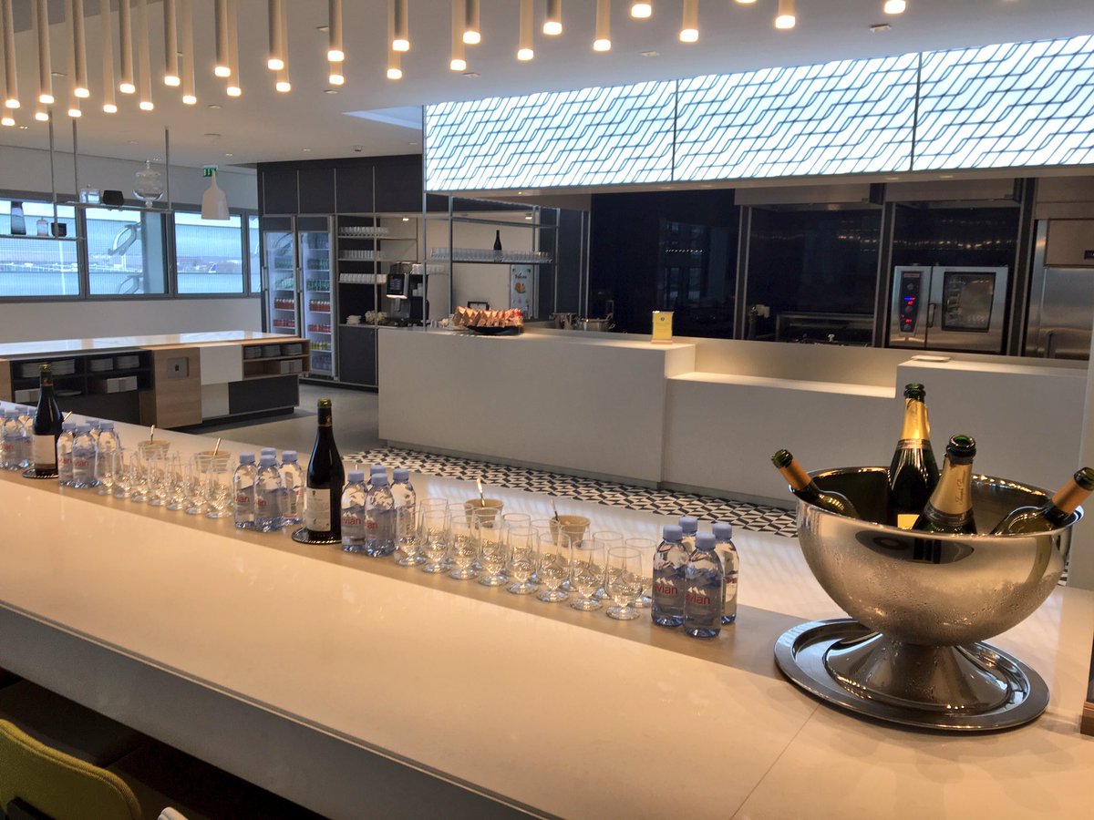 AFnewsroom's tweet photo. Côté restauration, nous proposerons à nos clients une offre gastronomique raffinée, avec un espace inspiré d'une brasserie parisienne, buffets et sélection de vins &amp; champagne élaborée par @BassoSommelier 🍲🍷🍾 https://t.co/MtZDh55kv5