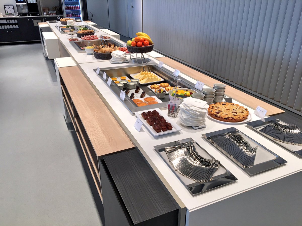 AFnewsroom's tweet photo. Côté restauration, nous proposerons à nos clients une offre gastronomique raffinée, avec un espace inspiré d'une brasserie parisienne, buffets et sélection de vins &amp; champagne élaborée par @BassoSommelier 🍲🍷🍾 https://t.co/MtZDh55kv5