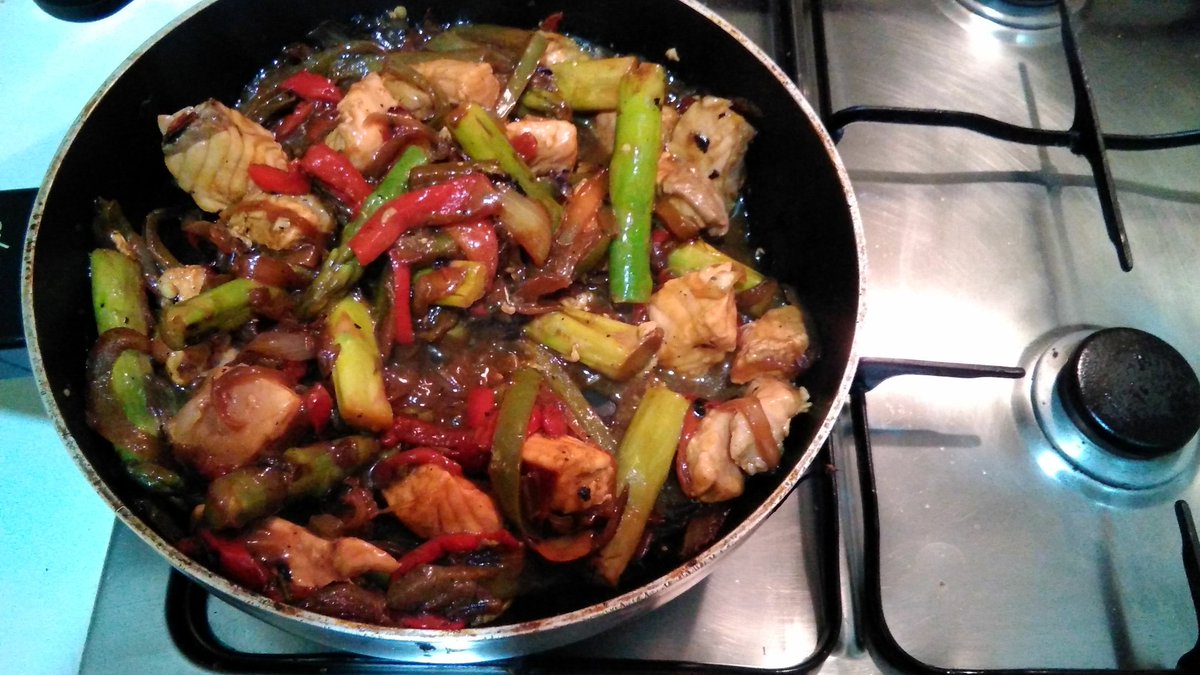 Nutri_Daniel's tweet photo. Hoy comemos salmón con verduras y salsa picante de soja y limón! #RealFood #ComeComida #CocinaLoQueComes https://t.co/tTVRiclkq5