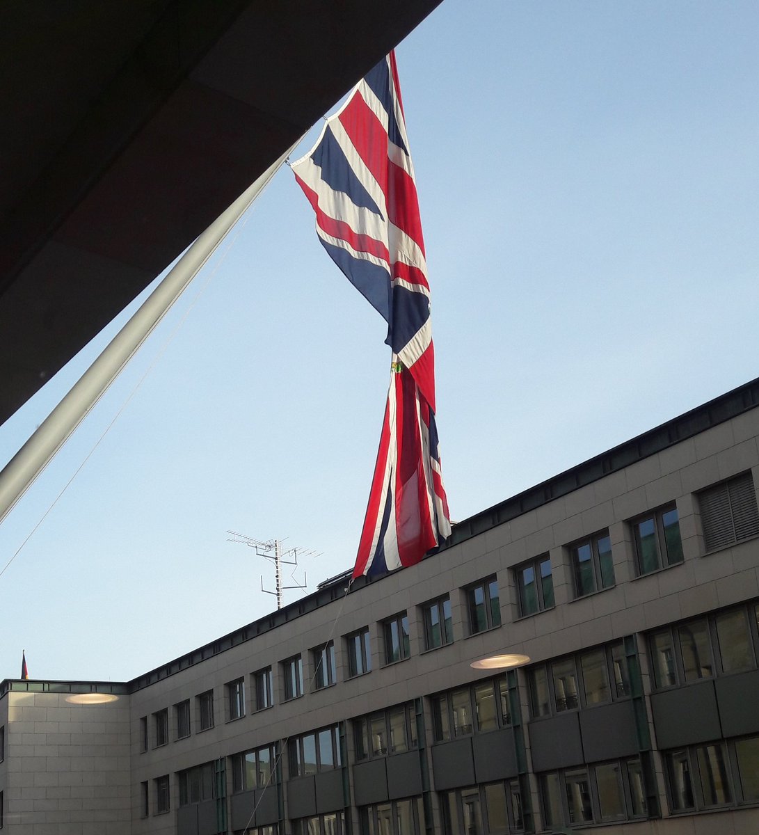 ktw_katewe's tweet photo. Heute mal eine andere Perspektive auf 🇬🇧 und den #Brexit bei der #COMDebatte in der Botschaft. Danke @NielsThuerigen von @UKinGermany ! #Friendship https://t.co/2NYQpVHQtI