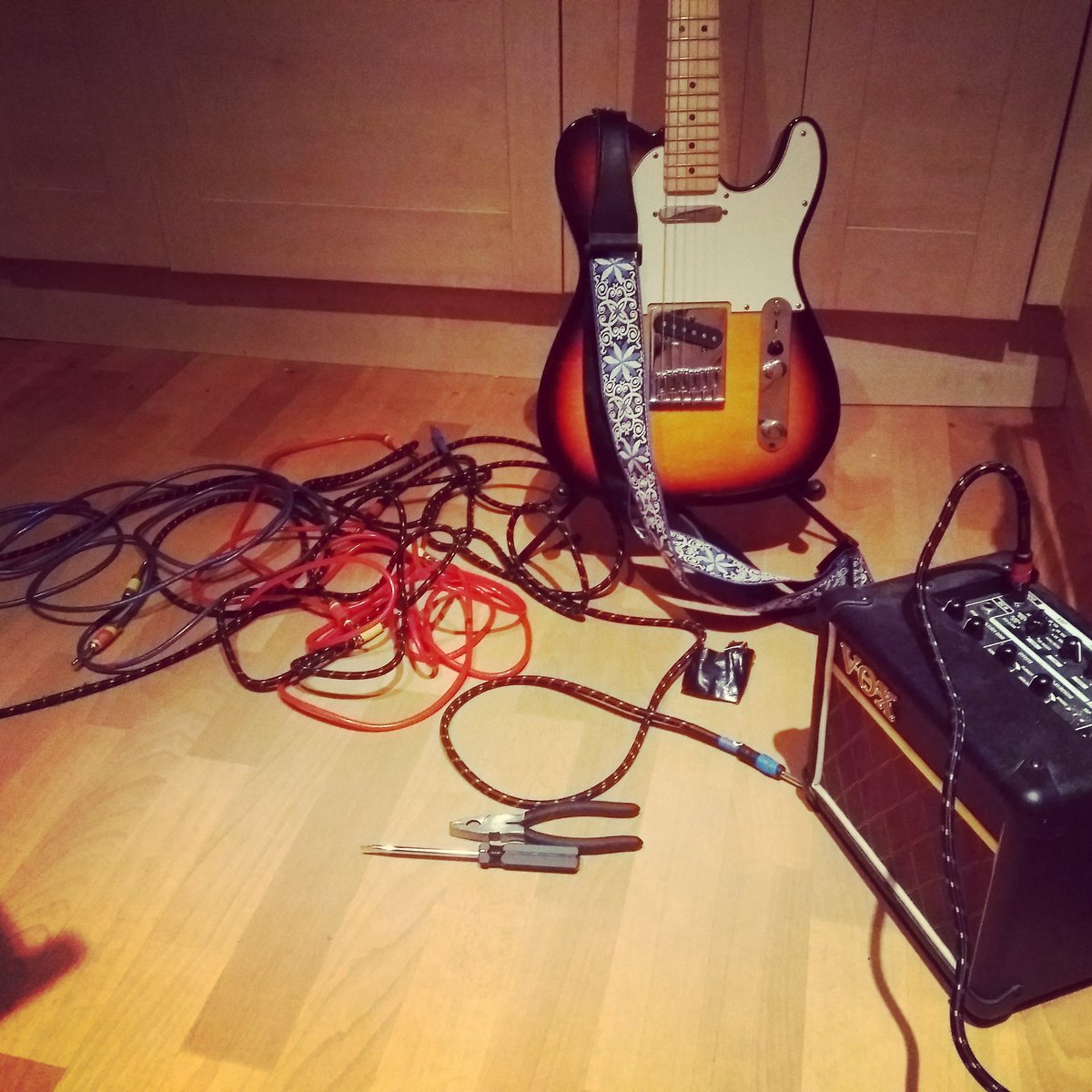 Long overdue night of salvaging cables that have snapped, broken or died over the year. Ready to go. 🤘🎸🔥