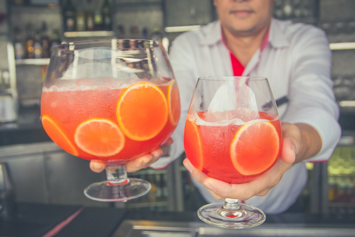 RedSkyBKK's tweet photo. 🍹GIANT COCKTAILS 🍹
We really hope you’re feeling #thirsty because you will need some serious #help to quench that thirst 😉 
Welcoming up to 4 straws, our newly crafted #giant cocktails take #afterwork to new heights.
Tag a #friend you think could help you finish this 😅 https://t.co/pBe3Q7uNVW