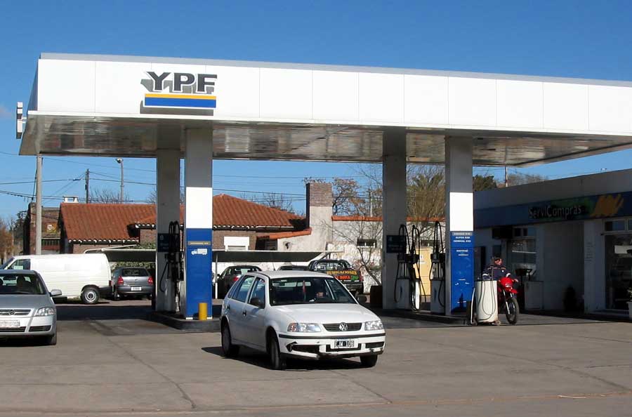 NoticiasCuyoARG's tweet photo. YPF aumentó 4,5% sus combustibles, el litro trepó y supera los $ 30 en algunos puntos del país https://t.co/RmtvSVRW1C https://t.co/O08u9i55FO