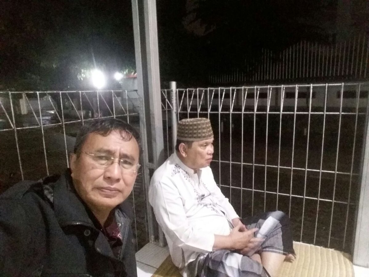 IbundaSetiasih's tweet photo. bu, ini bapak lg jagongan di musholla https://t.co/MxfXJdkdov