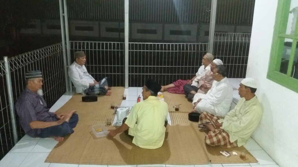 IbundaSetiasih's tweet photo. bu, ini bapak lg jagongan di musholla https://t.co/MxfXJdkdov