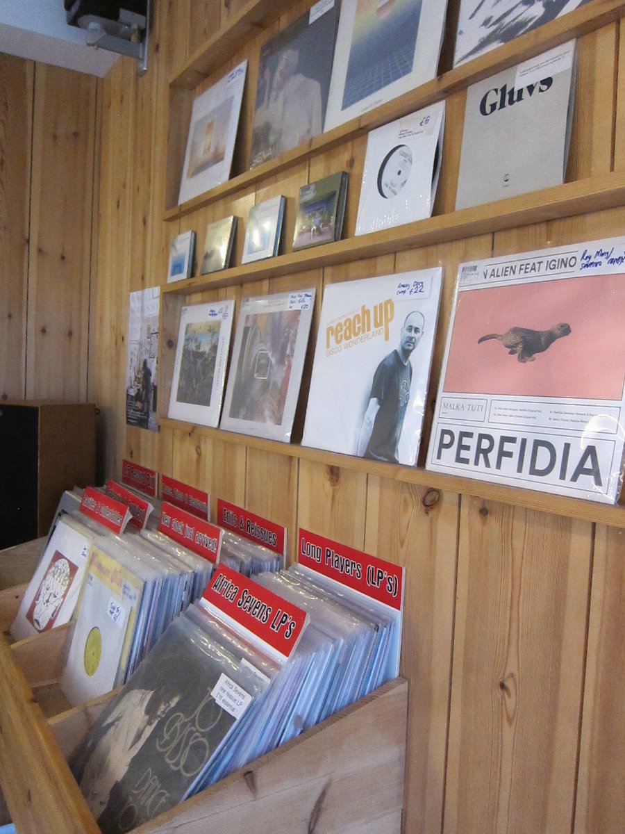 summerwithmonik's tweet photo. new records arriving @summerwithmonik compact but nicely stocked :)
#records  #vinyl #vinylrevival #hoxton https://t.co/MM4jHAuTZi