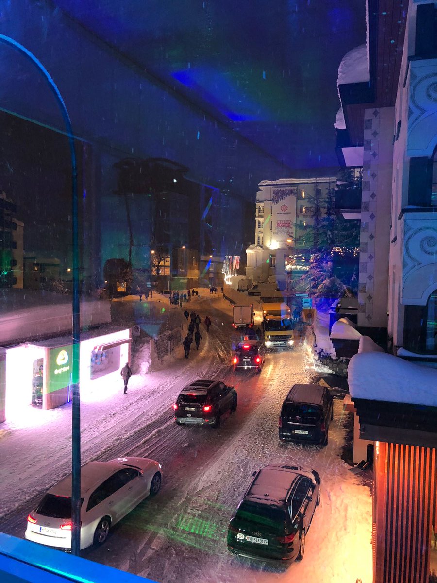 CognizantEvents's tweet photo. It's raining giant snowflakes and great ideas about #AI and the #futureofwork at #WEF18! ❄💡 https://t.co/3bu8di1NR5