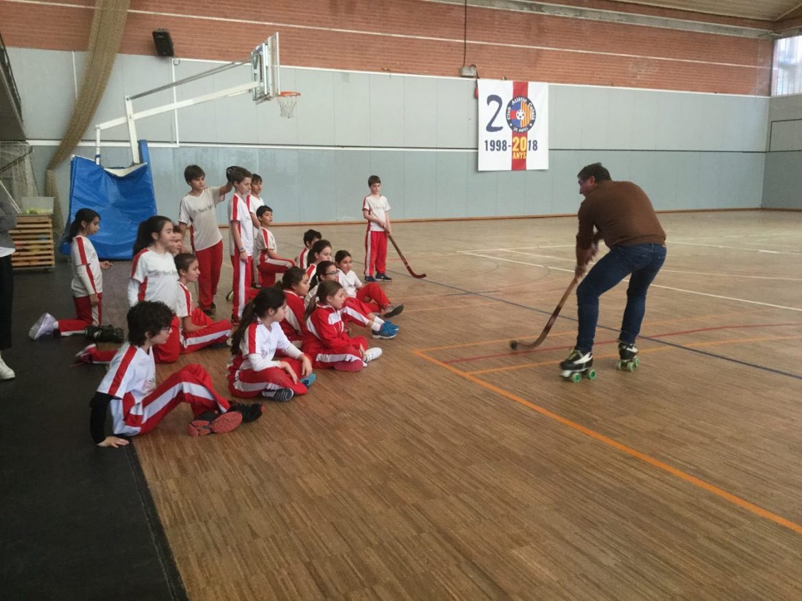 IESANTJORDI's tweet photo. A la classe d’Educació Física de 5è hem rebut la visita del pare de la Clàudia, en Silver. Ens ha explicat la seva experiència com a jugador i entrenador d’hockey patins! Hem après moltes més coses sobre aquest esport! #IESantJordi  https://t.co/DxTDAgqilo https://t.co/lxY4bkUx4m
