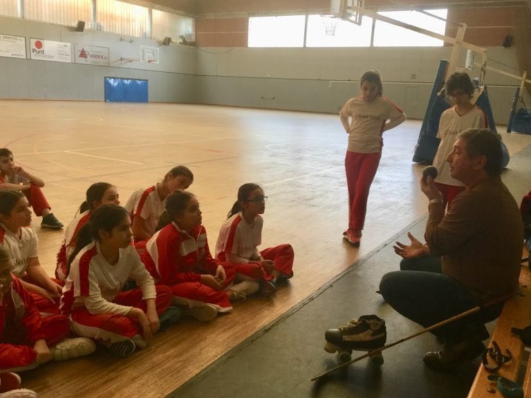 IESANTJORDI's tweet photo. A la classe d’Educació Física de 5è hem rebut la visita del pare de la Clàudia, en Silver. Ens ha explicat la seva experiència com a jugador i entrenador d’hockey patins! Hem après moltes més coses sobre aquest esport! #IESantJordi  https://t.co/DxTDAgqilo https://t.co/lxY4bkUx4m