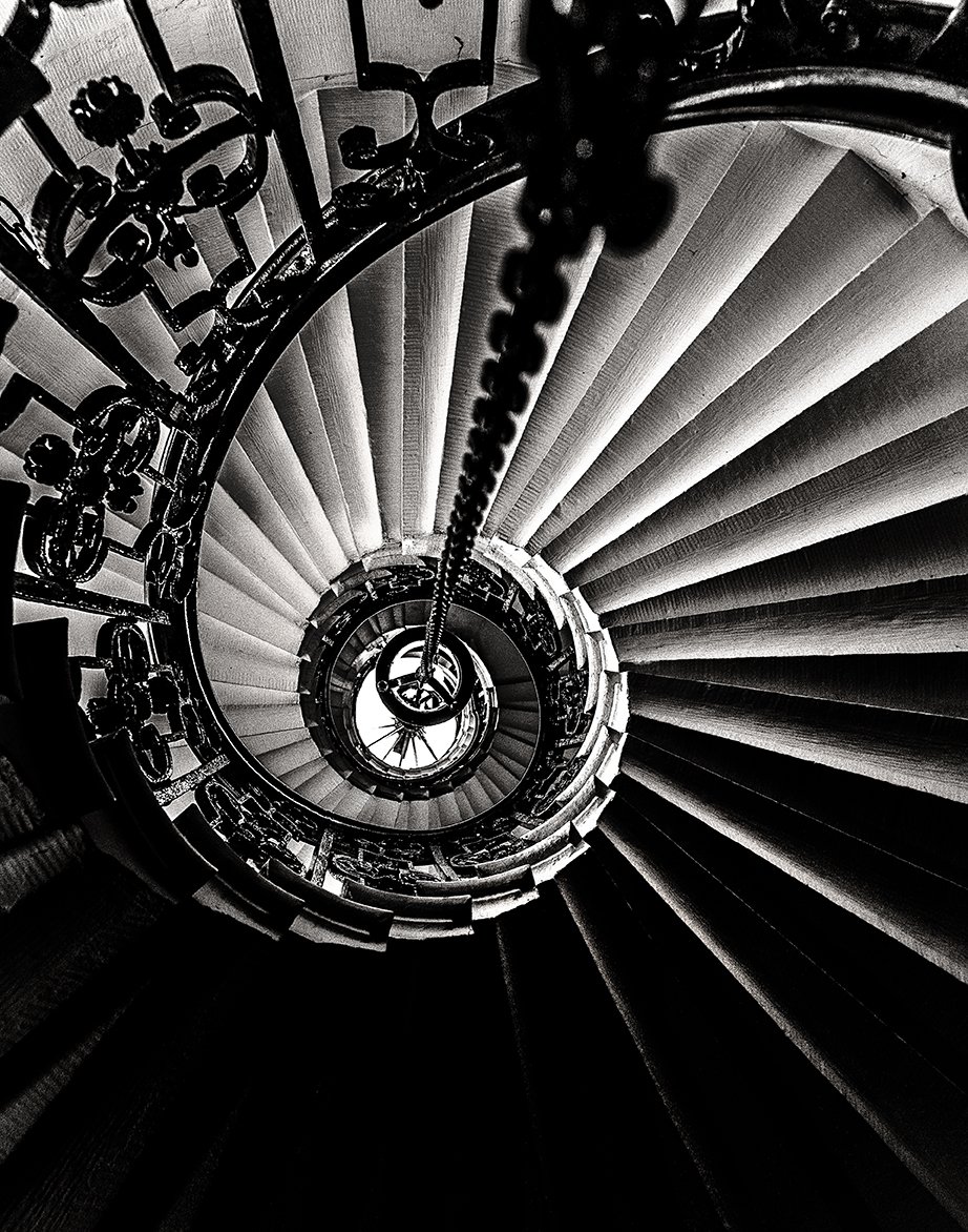 PhotoCoachUK's tweet photo. A Logarithmic spiral photographed at The Chapel, Queen Mary Court, Greenwich, London UK. Photographed last weekend on my B&amp;I Photography Workshop. Such a cool place designed By Sir Christopher Wren. #photography #workshops #photocoach #NOIR https://t.co/SN8yVDVc7d