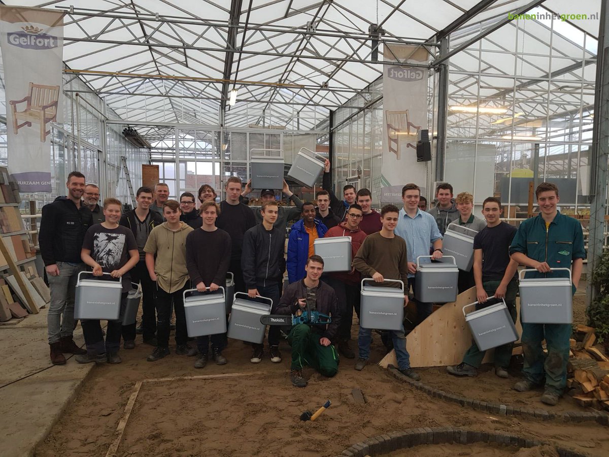 De eerste #winnaar van de #kettingzaag is Jeroen Pellen, #student aan de Lentiz MBO #Hoveniersopleiding (<a href="/SeeYouAtLentiz/">Lentiz onderwijsgroep</a> ). De medestudenten van Jeroen bleven niet met lege handen zitten. Zij kregen een goedgevulde <a href="/baneninhetgroen/">baneninhetgroen.nl</a> #koelbox.