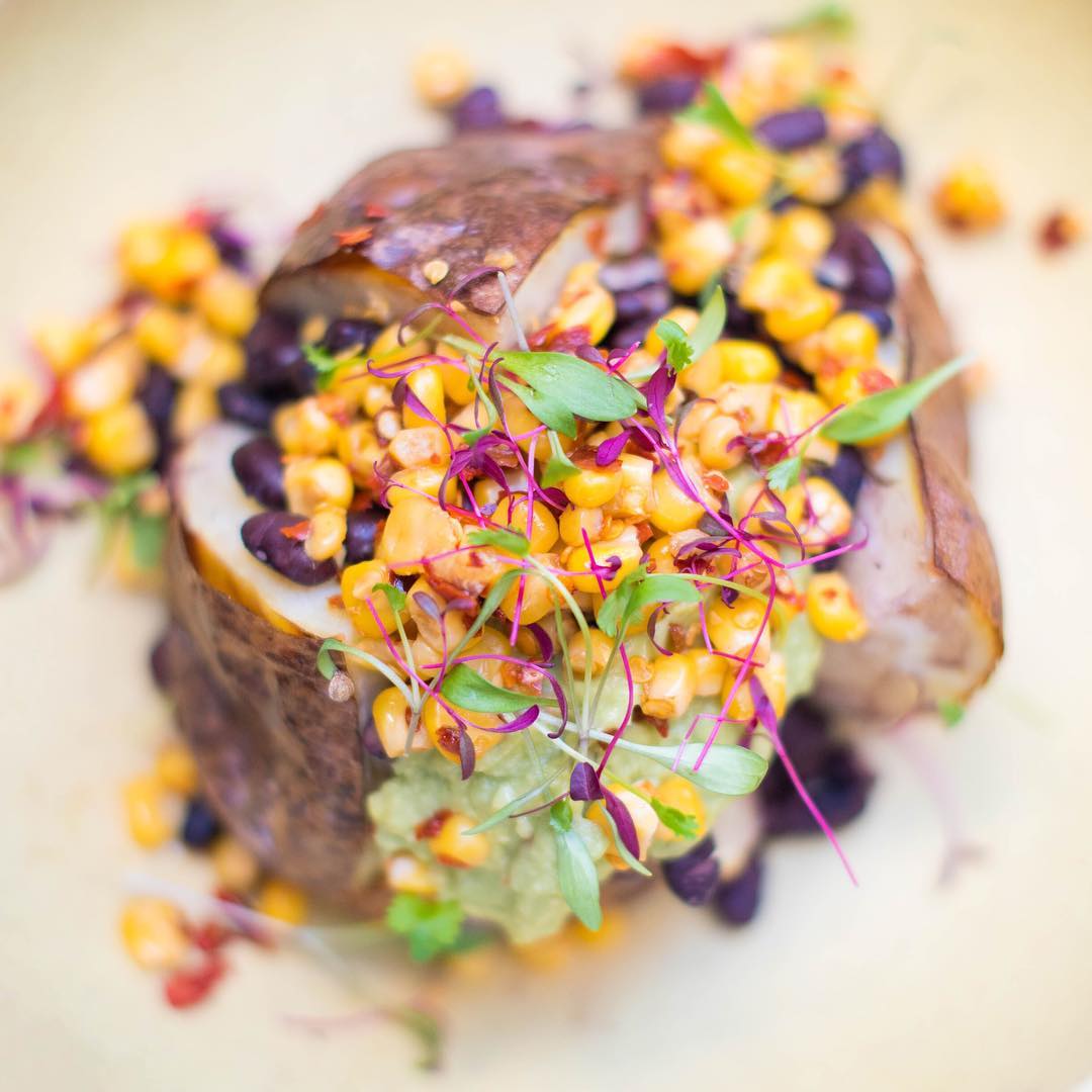 WellbeingCafes's tweet photo. Vegan jacket packed with black beans, corn salsa and lime guacamole! Yummy is an understatement 😜 Wanna bite? @potatoldn #thepotatoproject #potato #sweetpotato #vegan #veganuary #veganlondon #veganfoodlondon #veganrecipes #veganuary2018 #classicjacket #comfortfood https://t.co/ls6x5of7ki
