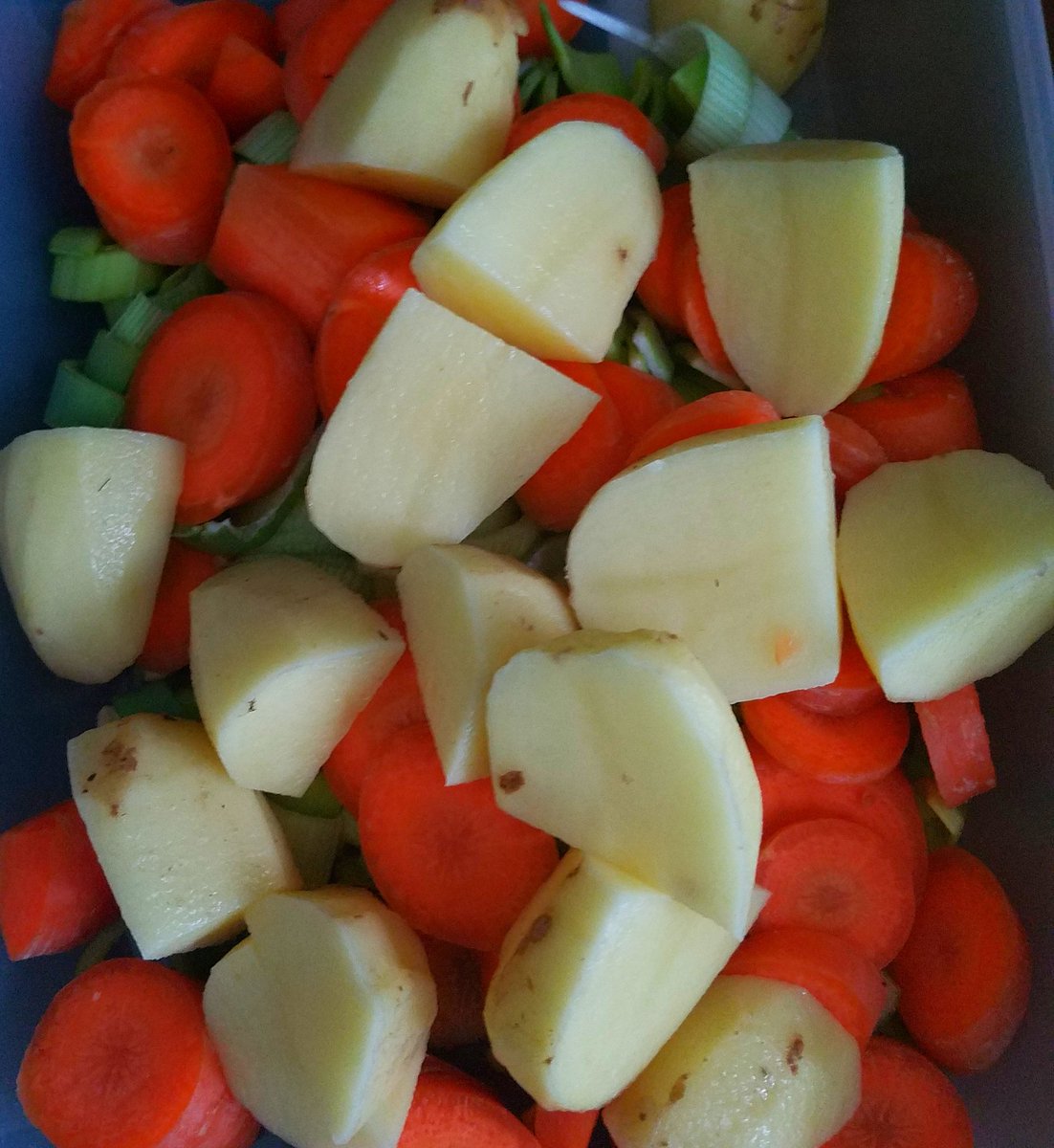 KCoooooking's tweet photo. #kcveggies #prepfortomorrow https://t.co/NMMi1mJW2v