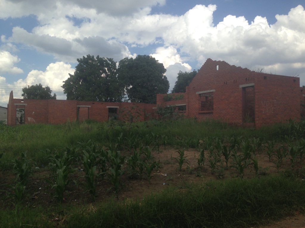 This building is in #Ward15 in @cohsunshinecity it has been at this stage for the past 20yrs. Yet there is no clinic or police post @edmnangagwa @HarareResidents @kwirirayi @larry_moyo @matigary @gariefadzi #takingbackourhood