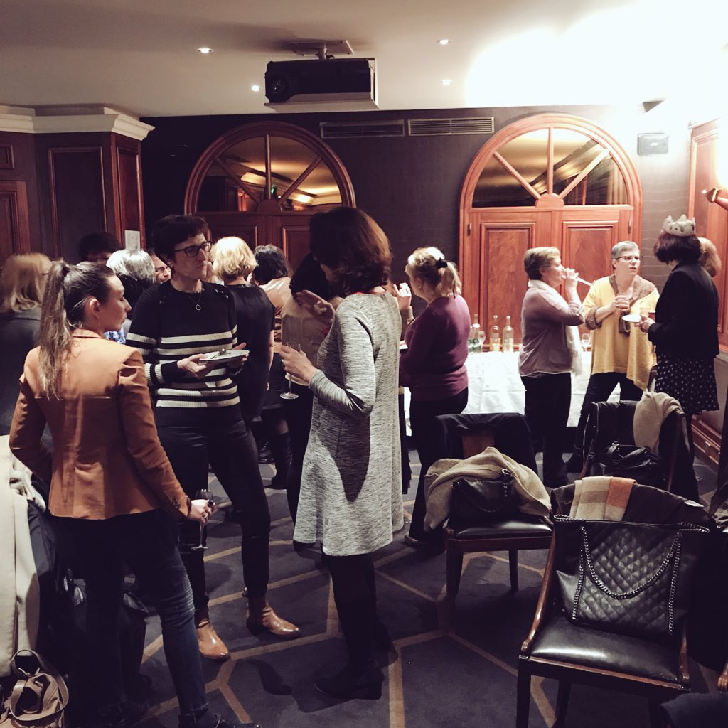 Fin de l'AG, il est temps de faire du réseau autour d'une coupe de champagne !