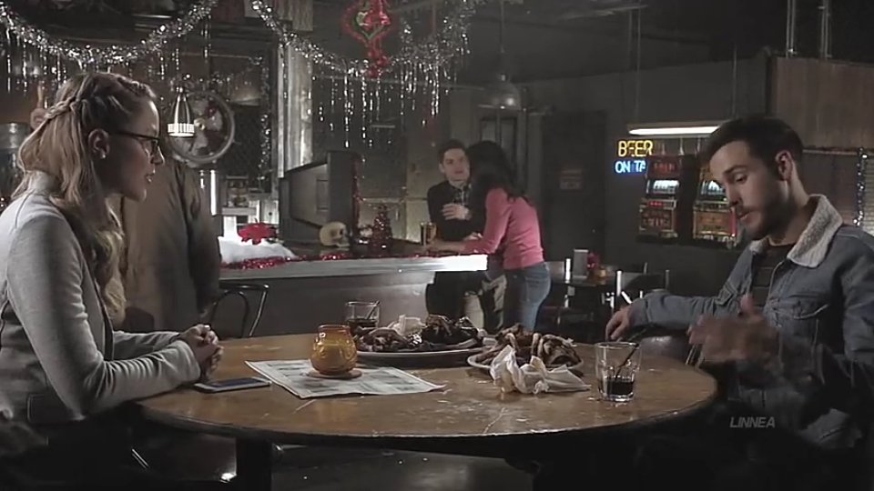 melbcwood's tweet photo. Have I mentioned how much I love Winn Schott interupting sv because kara was there?? Yeahh damn I love that one bestfriend. Look at him on third pic he's so done with them. https://t.co/1ictNyBEK2