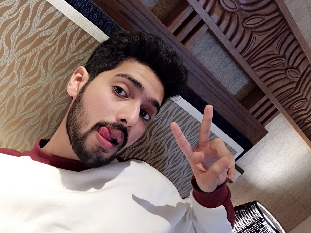 LycaRadio1458's tweet photo. The hotel staff know you very well when you receive desserts in the shape of a keyboard 🎹 microphone 🎤 and discs 💽 in your hotel room 🎶 @ArmaanMalik22 #singerdiaries #ArmaanMalik https://t.co/xzeT25dU1x