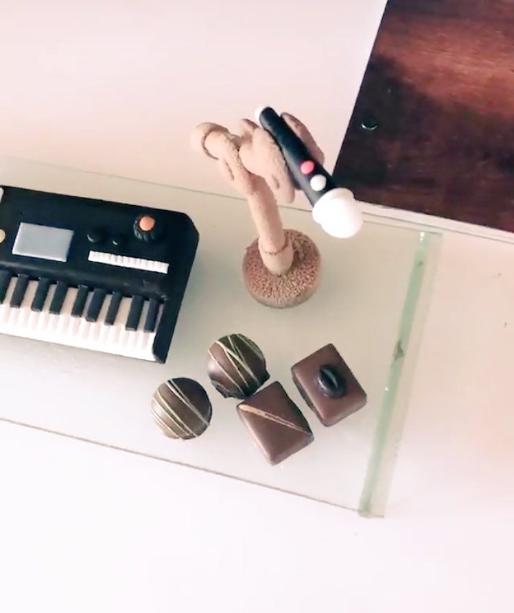 LycaRadio1458's tweet photo. The hotel staff know you very well when you receive desserts in the shape of a keyboard 🎹 microphone 🎤 and discs 💽 in your hotel room 🎶 @ArmaanMalik22 #singerdiaries #ArmaanMalik https://t.co/xzeT25dU1x