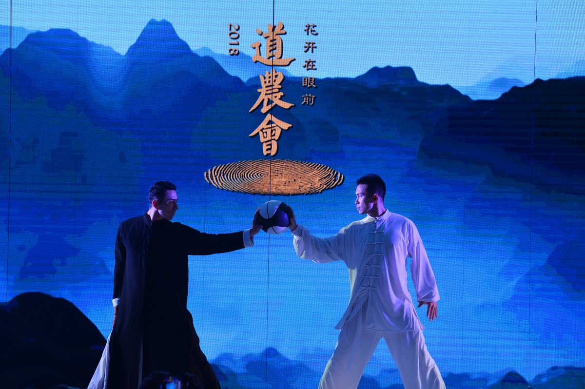 jetli_com's tweet photo. @jetli_official was introducing some wushu steps to 11diplomats in China   https://t.co/1zGlEKgLWG #taiji #wushu #kungfu #jetli #jetlicom https://t.co/0duNhGDDHg