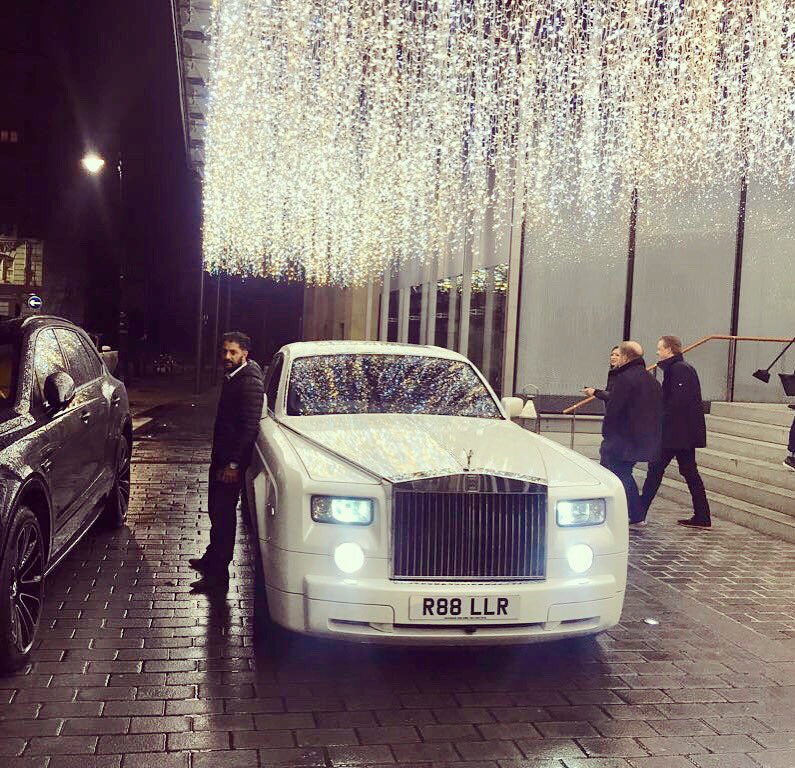 Mhd_Ali_Patel's tweet photo. Staying under the limelight #rollsroyce #hotel #knightsbridge #lights https://t.co/AgF69j5fMy