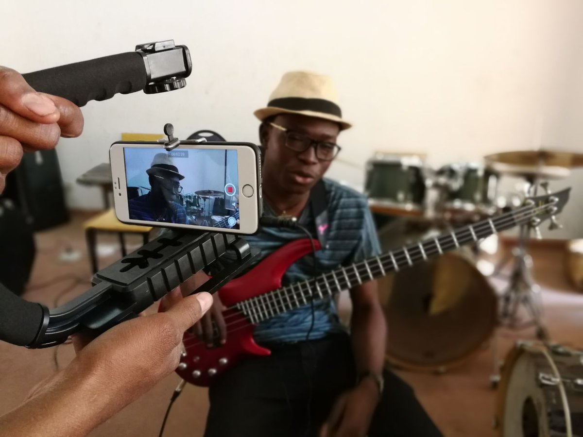 CommunityFrame's tweet photo. Cet étudiant en musique est un bassiste de jazz professionnel 🎸🎷 #TeamSliceUp #Team223 #Bamako 🇲🇱 #MoJo 📽️📱 https://t.co/qC0YwF1evO