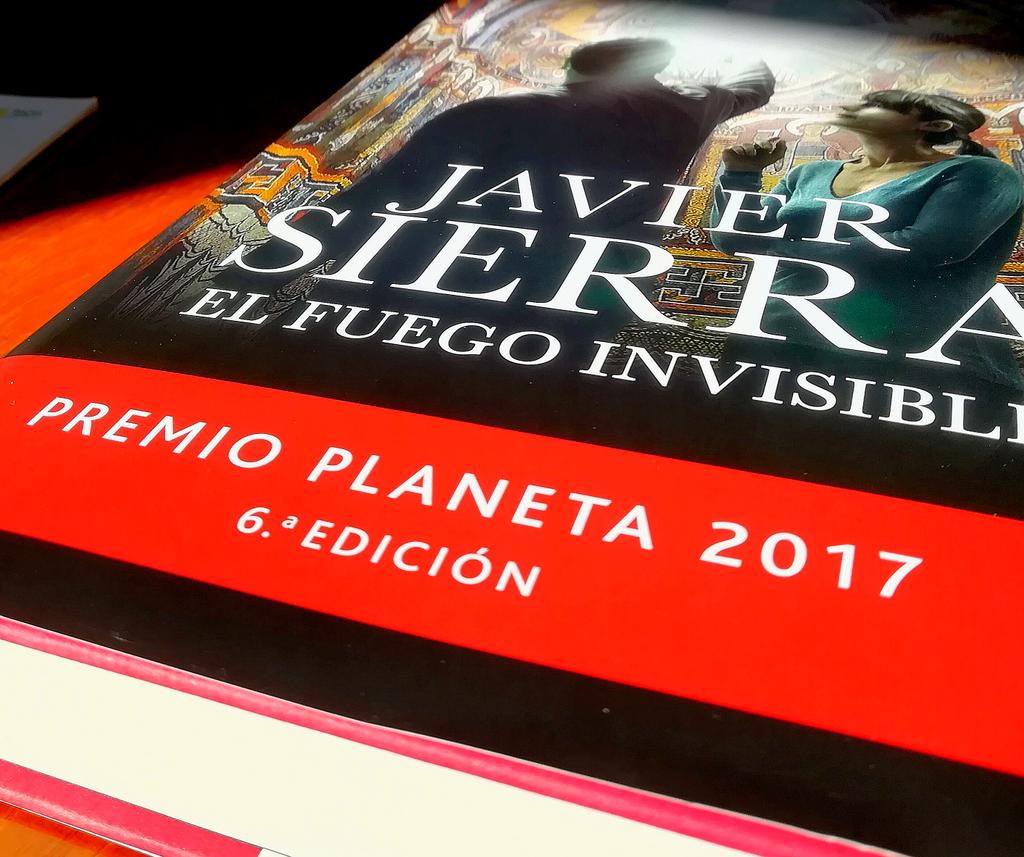 Javier__Sierra's tweet photo. ¡Qué inmensa alegría es compartir este libro con vosotros! Acaba de llegar la sexta edición de #Elfuegoinvisible #PremioPlaneta2017 Gracias a lectores, libreros, periodistas, críticos y al equipo de Planeta esto es posible. https://t.co/8fNcfkMEAz