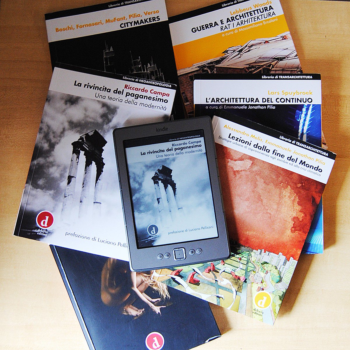 Oggi alle 21.30 saremo ospiti di <a href="/marilena_votta/">marilena votta</a> e Massimo Supino per parlare del nostro progetto editoriale! Il programma si chiama #Scusateseleggo ed è in onda su @Radio_RedHouse 😍
Potete ascoltarci su redhouseradio.it
Per domande di ogni tipo ➡️ <a href="/WhatsApp/">WhatsApp</a> 389 9244862