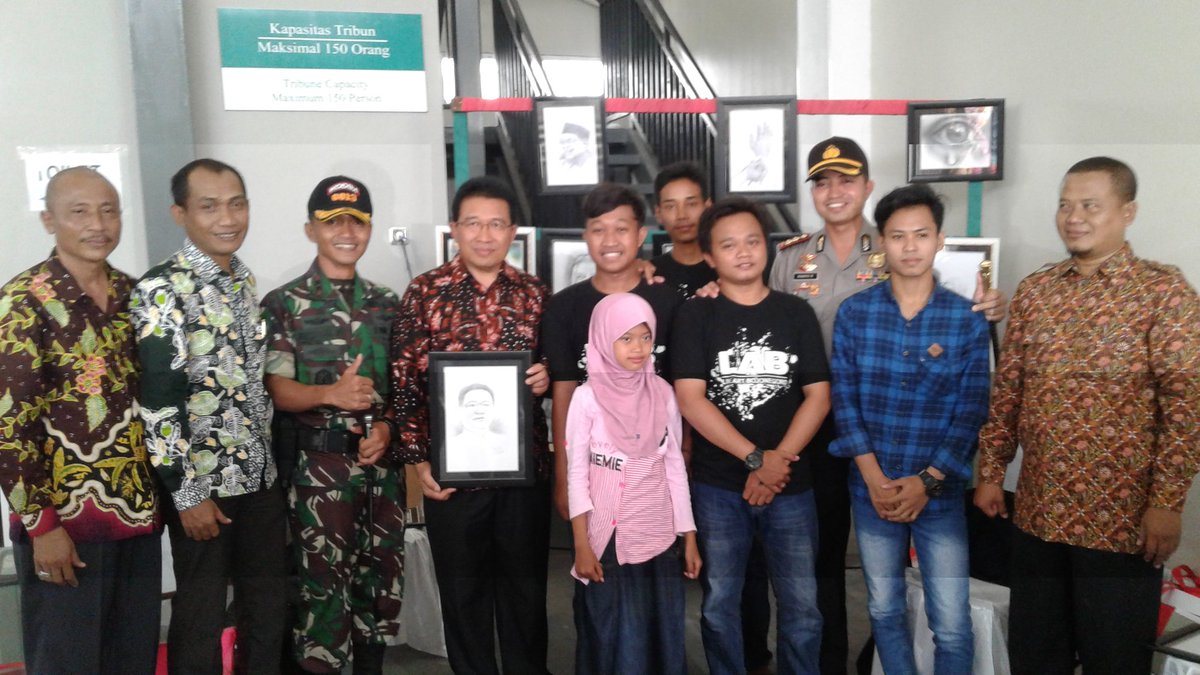 4 punggawa <a href="/SanggarLAB/">Line Art Bojonegoro</a> Pameran Sketsa wajah di acara Peresmian Puskesmas Gayam, Gedung Serbaguna Gayam, dan Jembatan Gayam - Purwosari.
<a href="/KangYotoBjn/">Kang Yoto</a> <a href="/ExxonMobil_ID/">ExxonMobil Indonesia</a> <a href="/HumasSKKMigas/">SKK Migas</a> <a href="/msobirin1991/">Baronz art</a> #GayamMakinMaju
