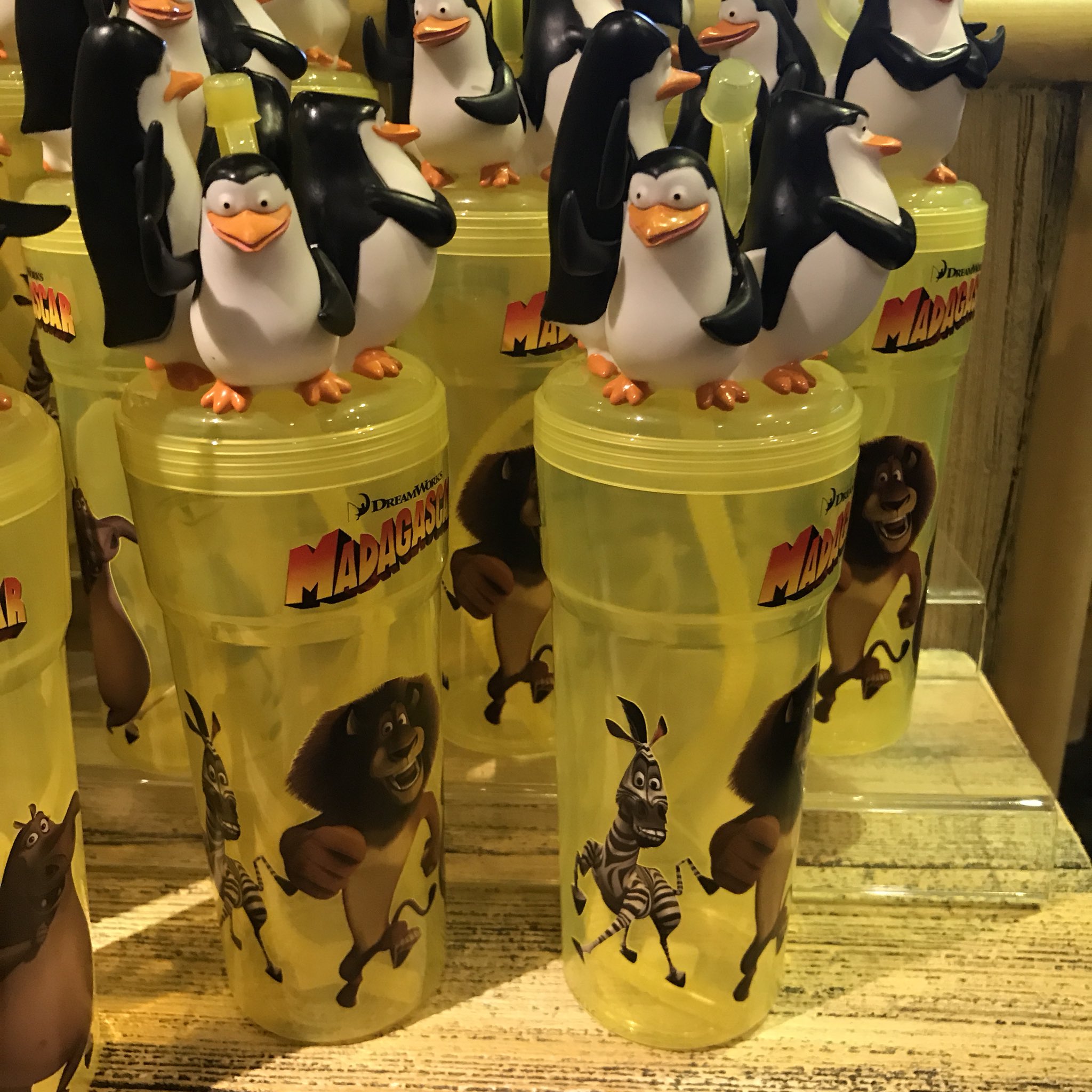 Yu ユニバーサルスタジオシンガポール マダガスカルのグッズ ぬいぐるみとかクッション欲しかった T Co Nnf4dyv8yc Twitter